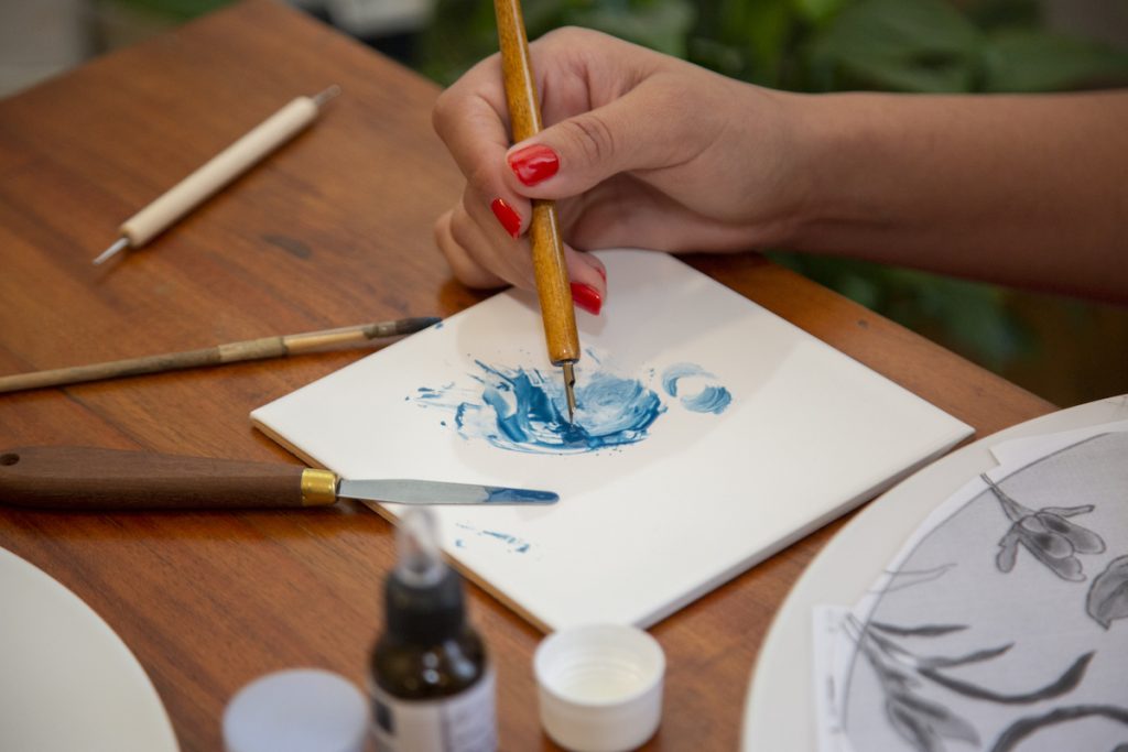Vanessa Silva: l’energia del colore tra pittura e porcellana
