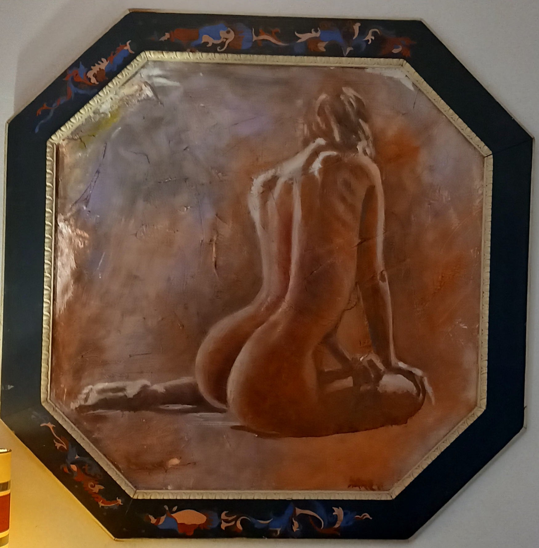 Mujer con espalda hexagonal