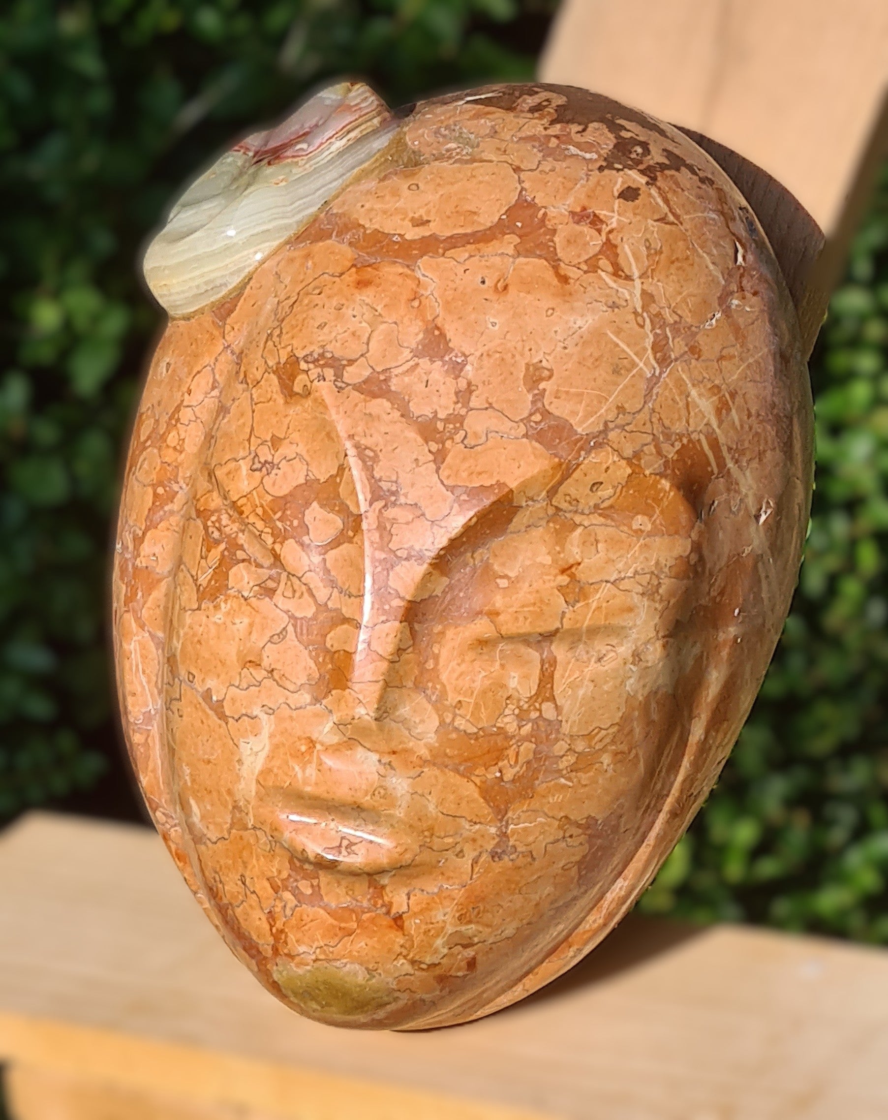 Volto di donna scolpito su marmo rosso di Verona