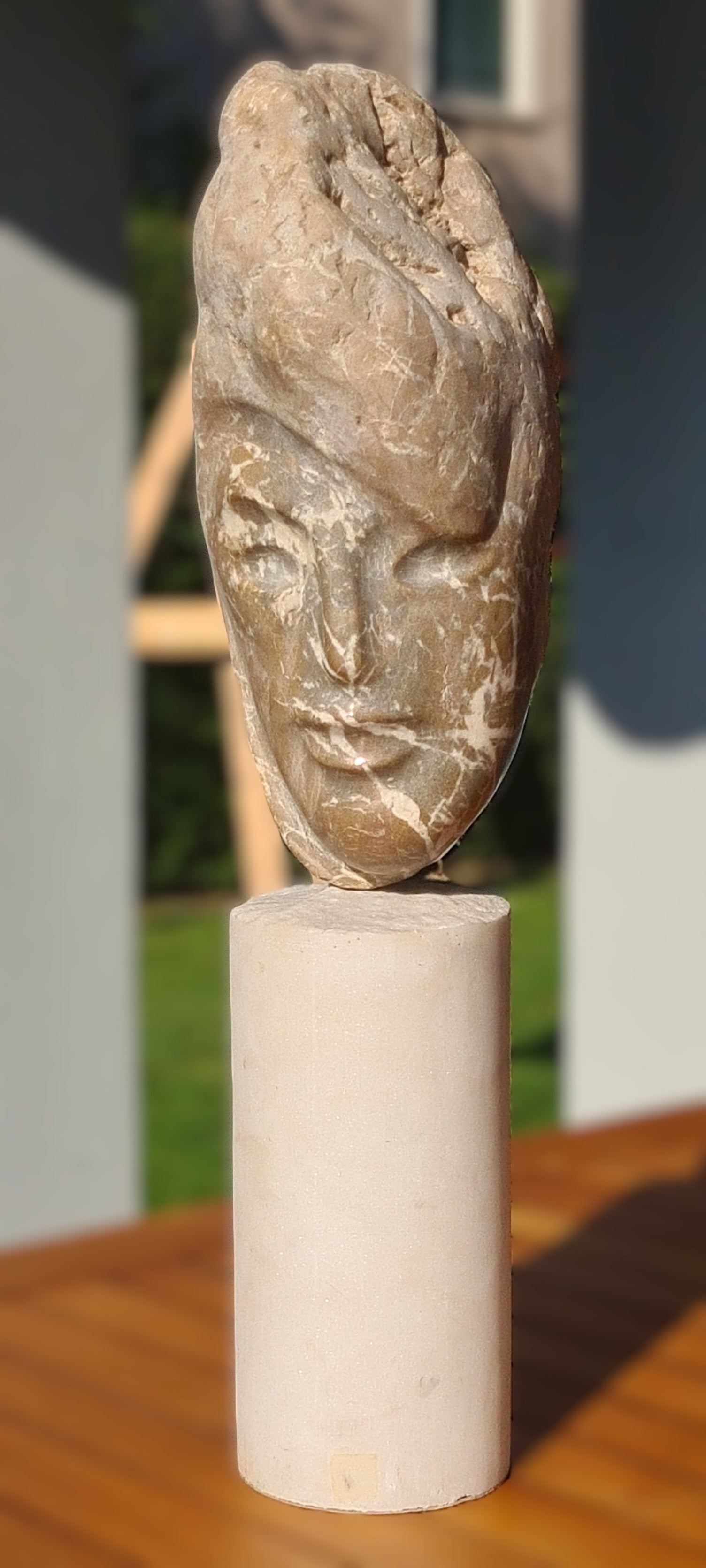 Volto di donna scolpito