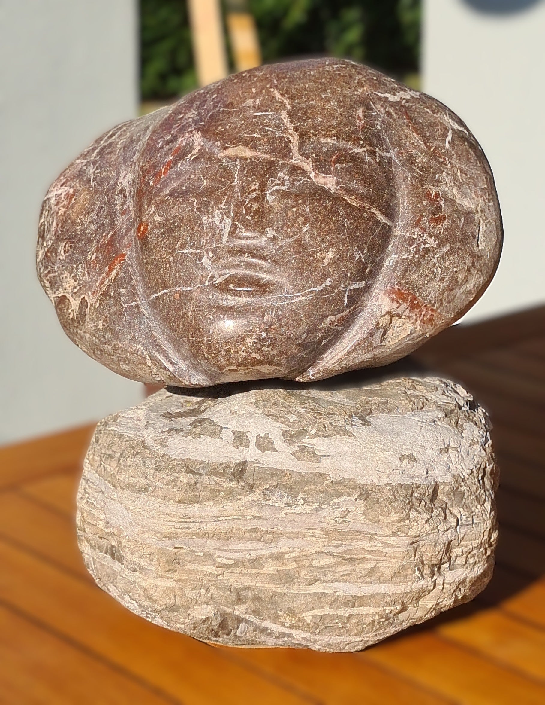 Volto di donna scolpito su marmo