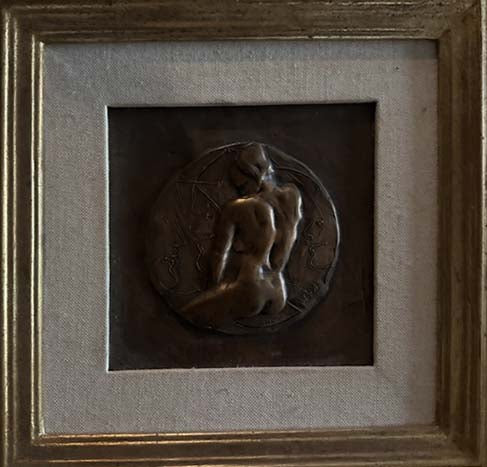 Figura, bassorilievo di Ugo Attardi
