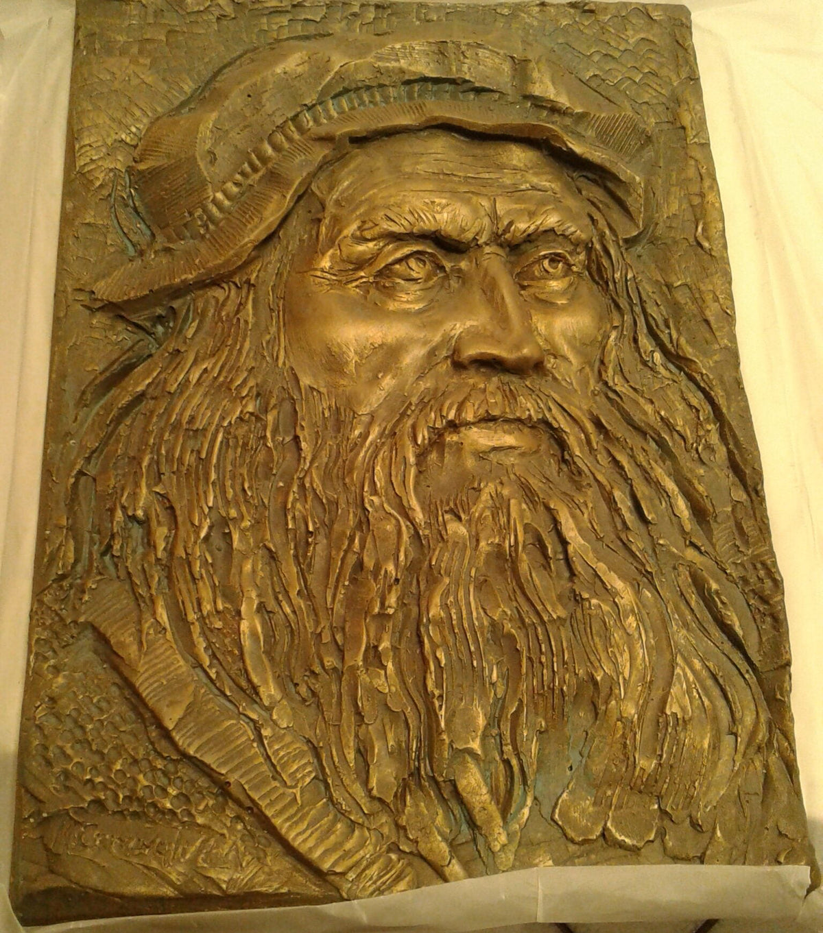 Autoritratto di Leonardo, bassorilievo di Maurizio Carnevali
