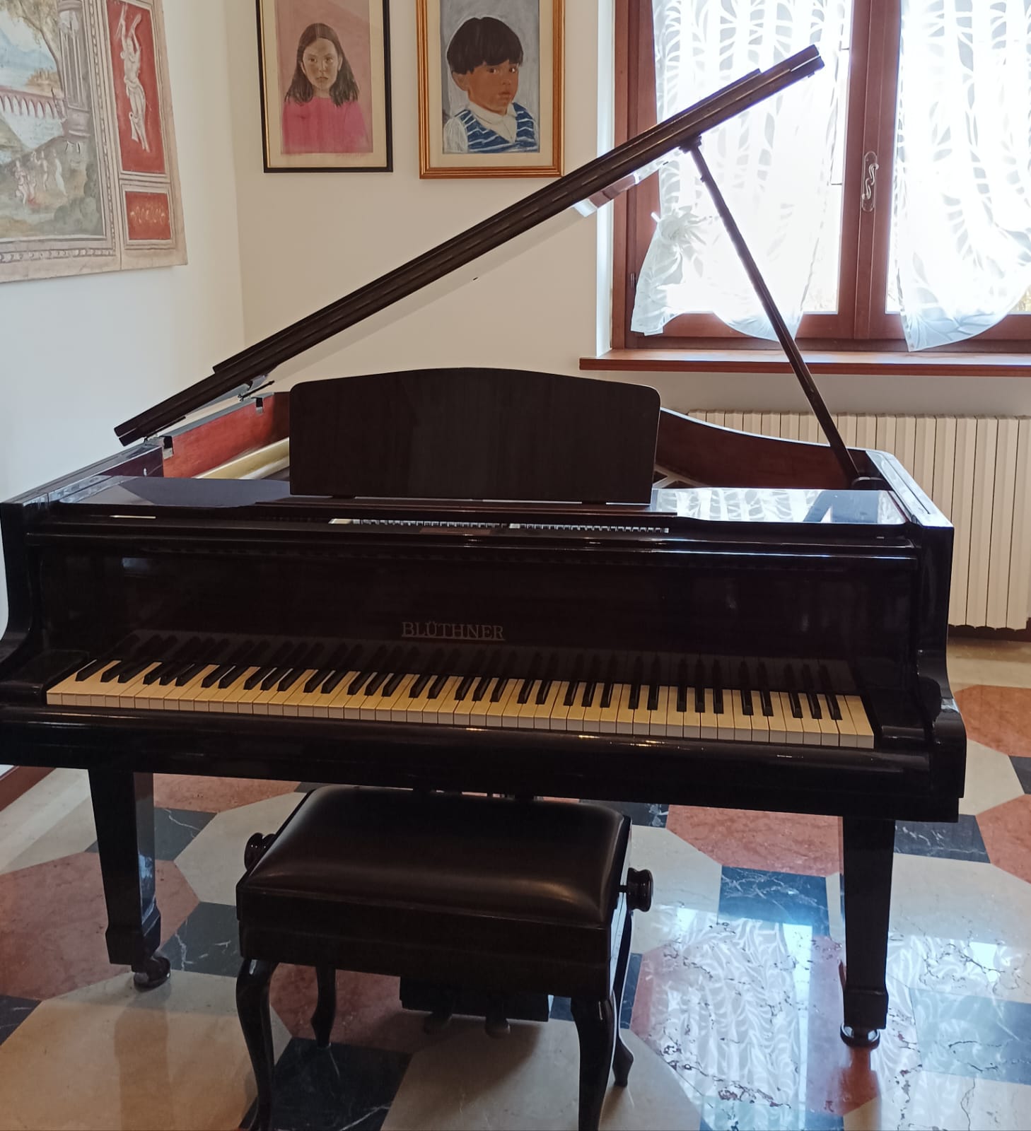 Piano de cola con banco de cuero - Bluethner