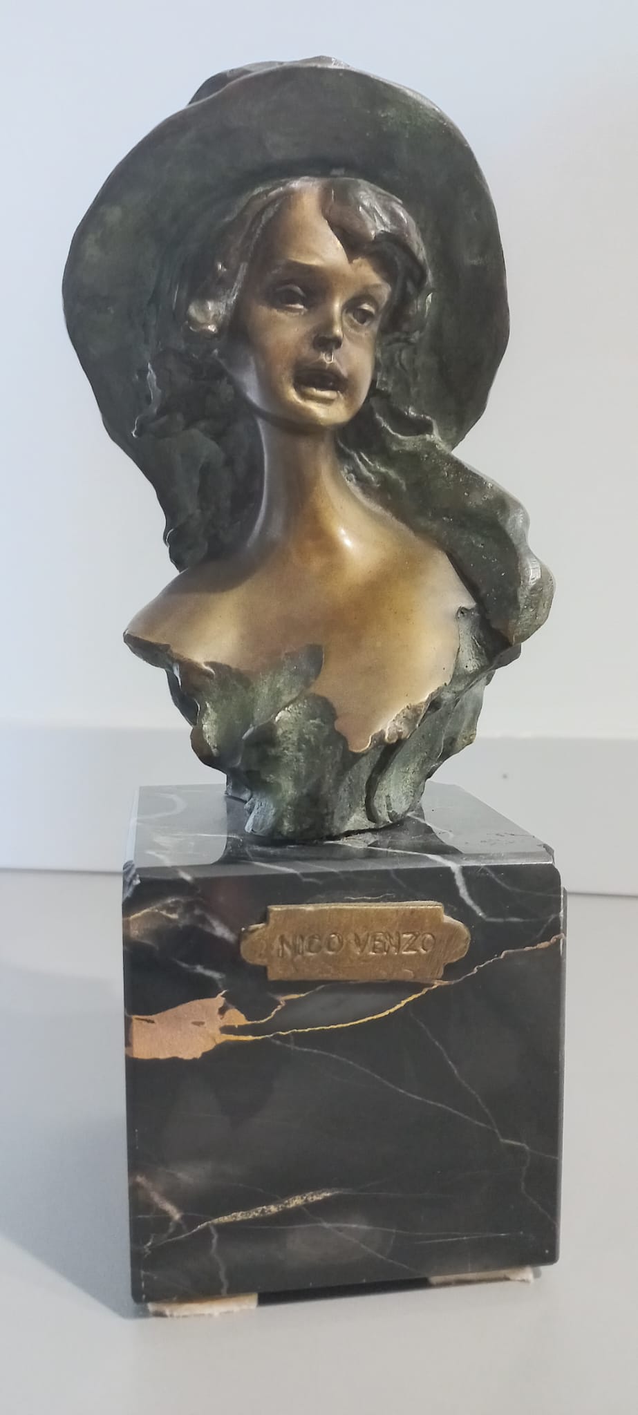 Nico Venzo - Busto de un niño con sombrero