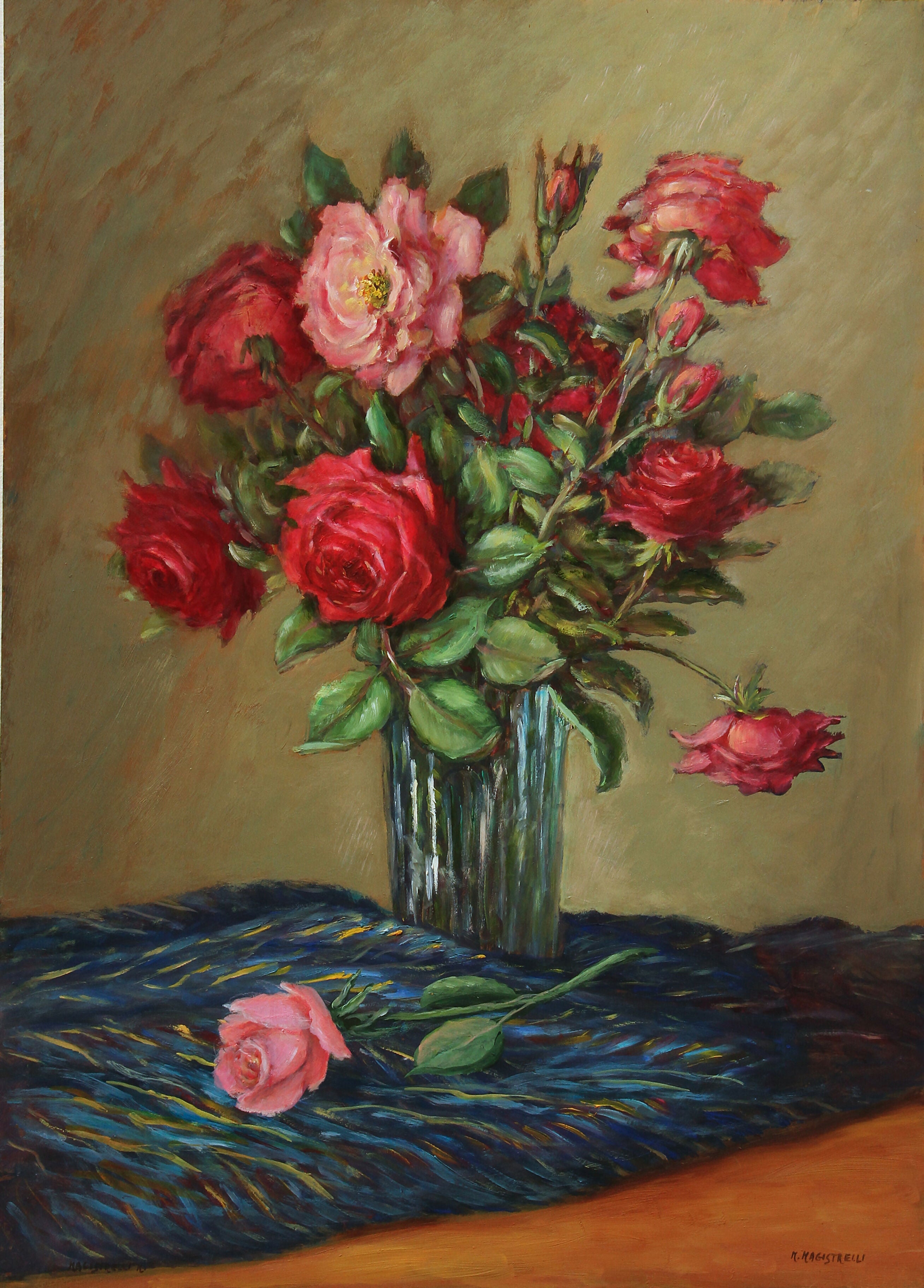 Rose in vaso vetro e drappo blu – Olio su masonite – Miranda Magistrelli