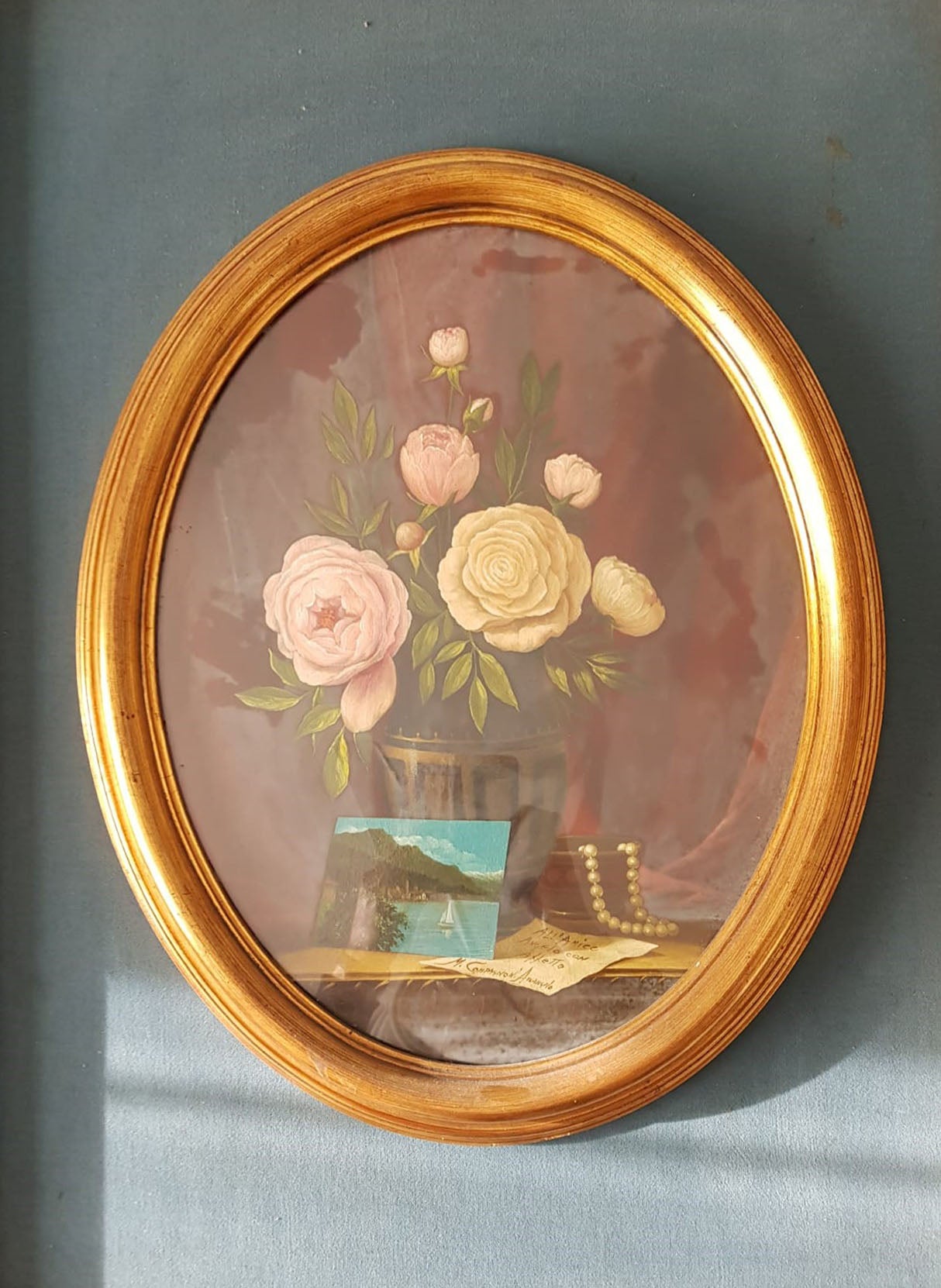 Arcangelo Compagnoni - Vaso di fiori con collana di perle e cartolina vista mare