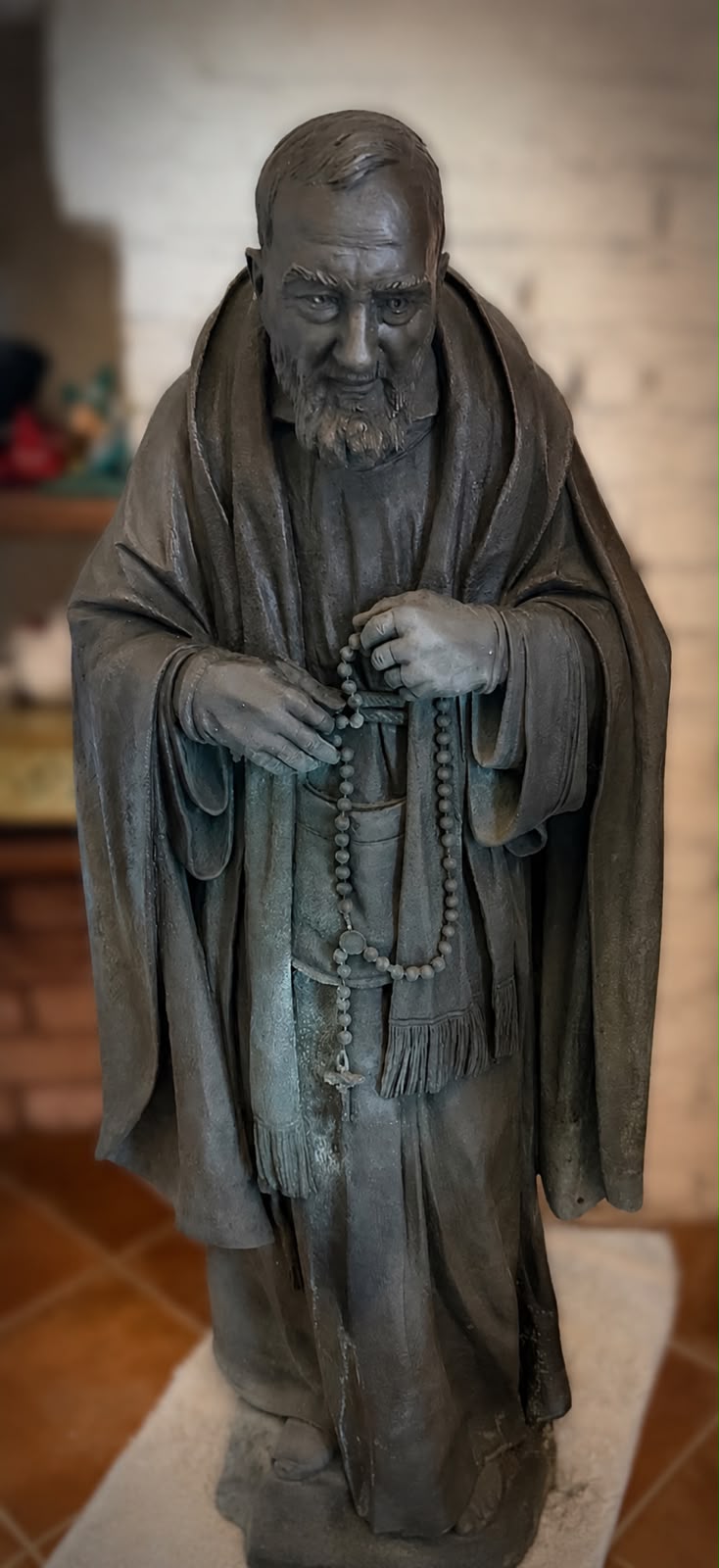 San Padre Pio da Pietrelcina di H Cash & AED – Scultura in bronzo
