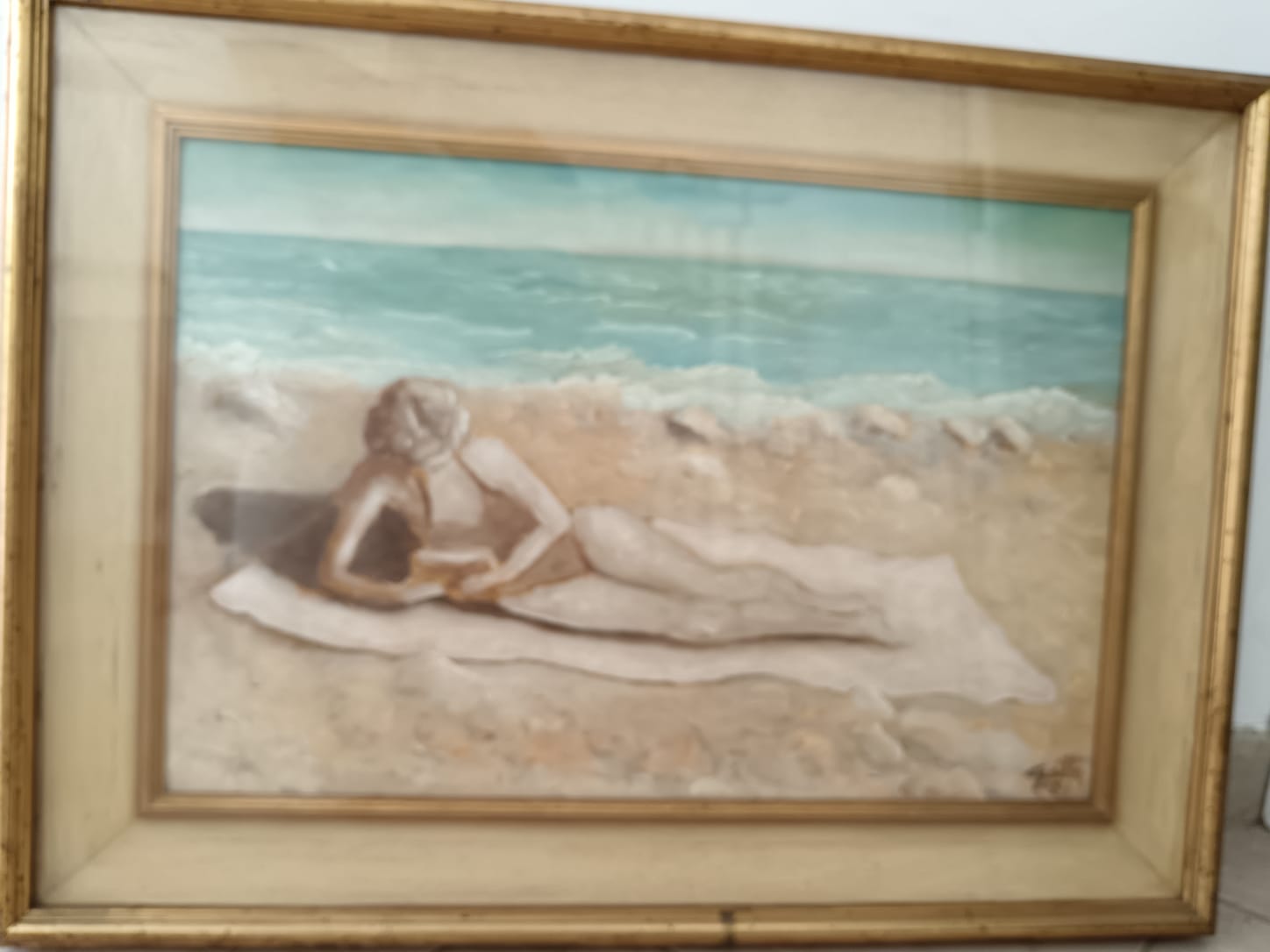 Ragazza che mangia la conoscenza al mare