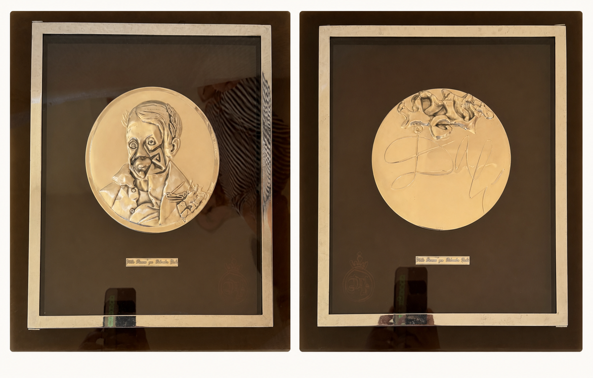 Ritratto di Pablo Picasso, bassorilievo in metallo di Salvador Dalí