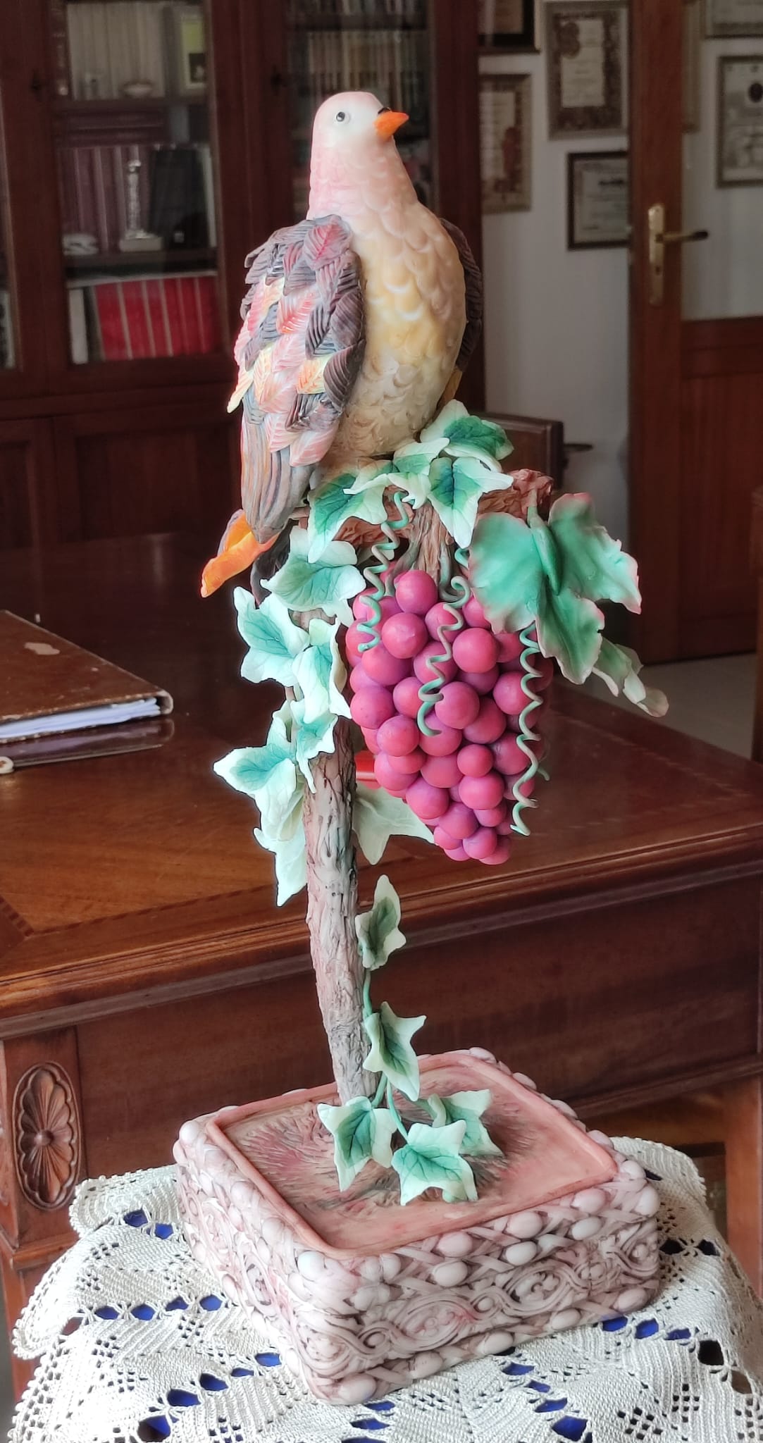 Racimo de uvas y tórtola