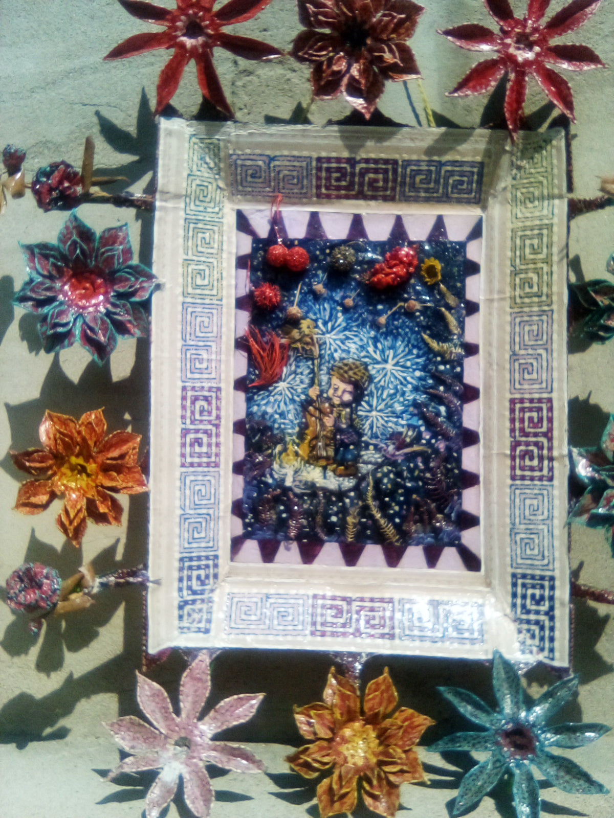 Ragazzino che suona il violoncello il giorno di Natale .