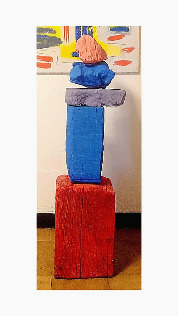 Catasta di Gianfranco Giovannoni, scultura in pietra, legno e colori acrilici