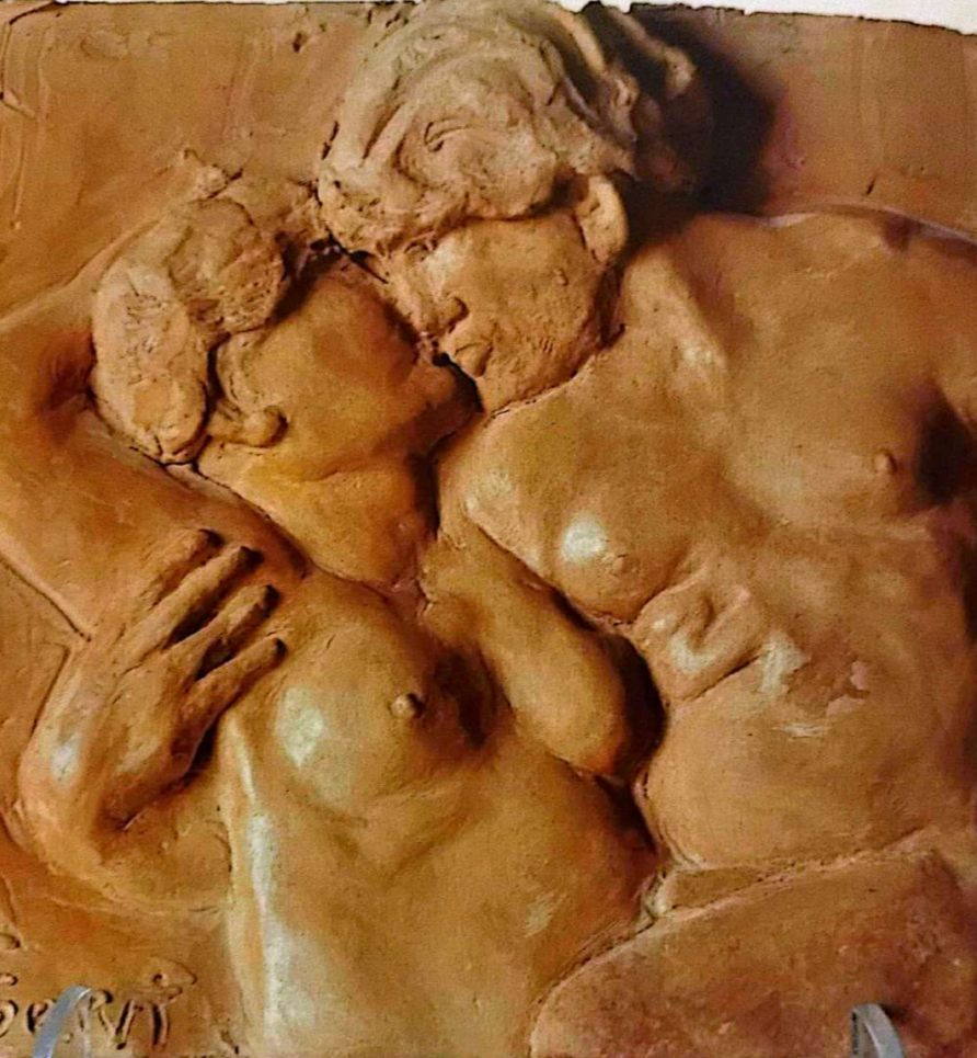 Tenerezza 3 di Roberto Servi, bassorilievo figurativo in terracotta