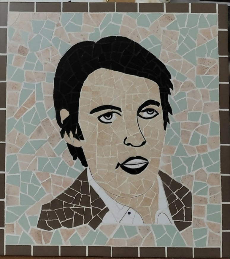 Mosaico su compensato di Giambattista Iuso con ritratto di Fabrizio De André